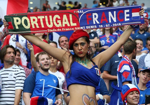 Fan nu nong bong co vu chung ket Euro 2016 hinh anh