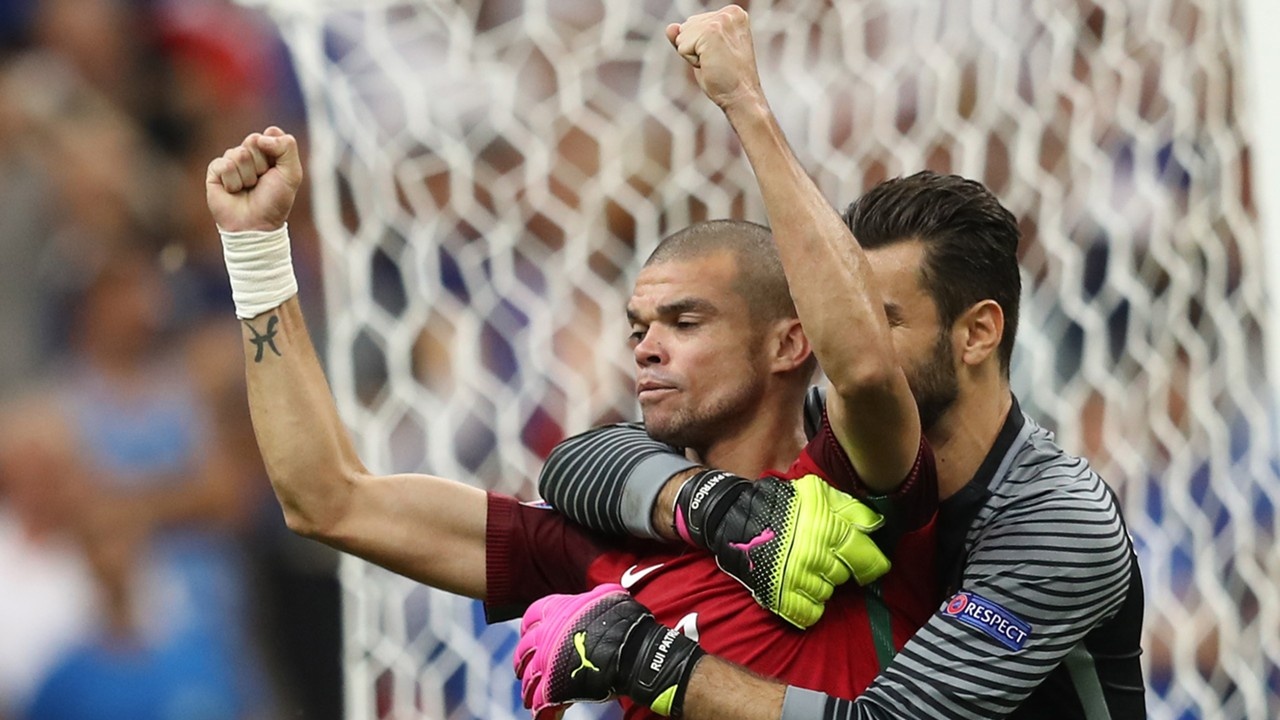 Ronaldo vao doi hinh hay nhat Euro 2016 anh 5