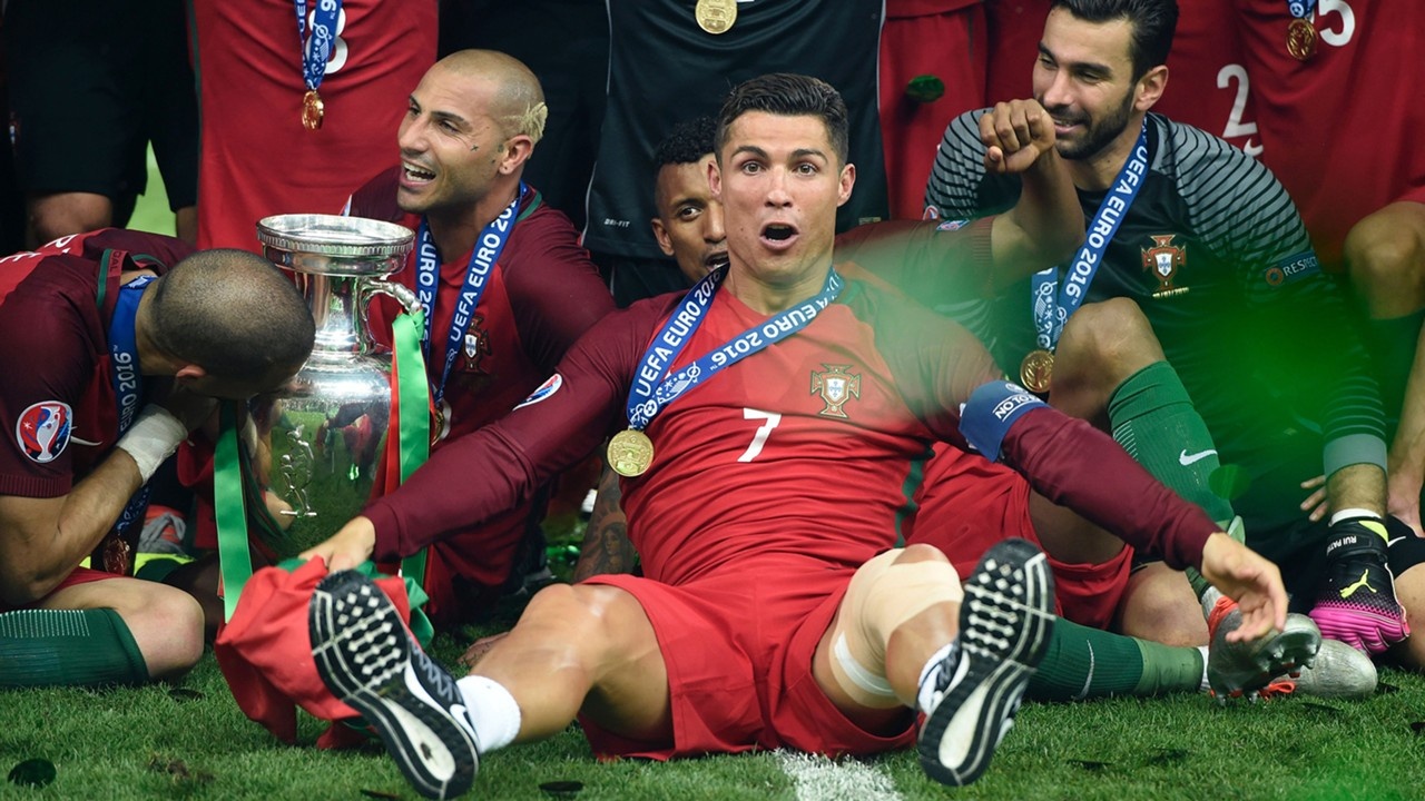 Ronaldo vao doi hinh hay nhat Euro 2016 anh 11