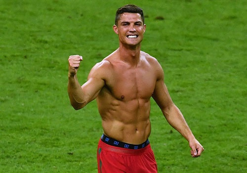 Ronaldo khoc, coi ao an mung chuc vo dich Euro 2016 hinh anh