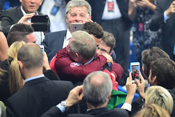 Sir Alex cho de chuc mung hai hoc tro Nani va Ronaldo hinh anh