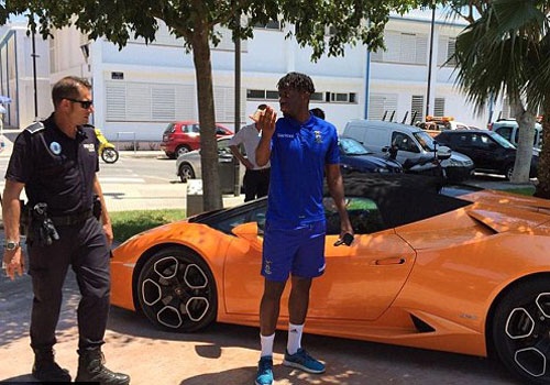 Tan binh Chelsea mat tien phat vi Lamborghini hinh anh