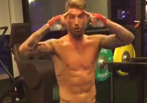 Ramos the hien suc manh co bap trong phong tap hinh anh