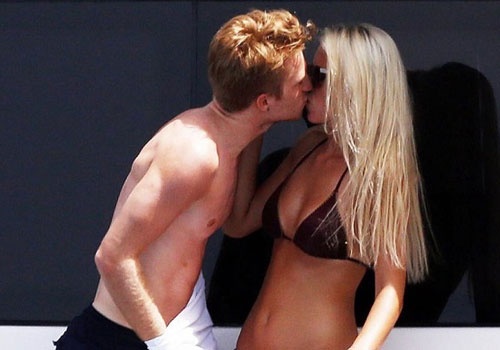 Reus hon ban gai say dam tren du thuyen hinh anh