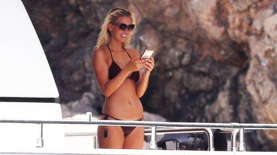 Reus hôn bạn gái say đắm ảnh 6 Reus hon ban gai say dam anh 6