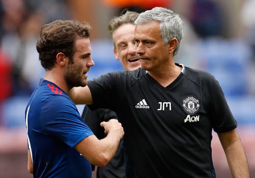 Jose Mourinho ra mat MU suon se voi tran thang 2-0 hinh anh