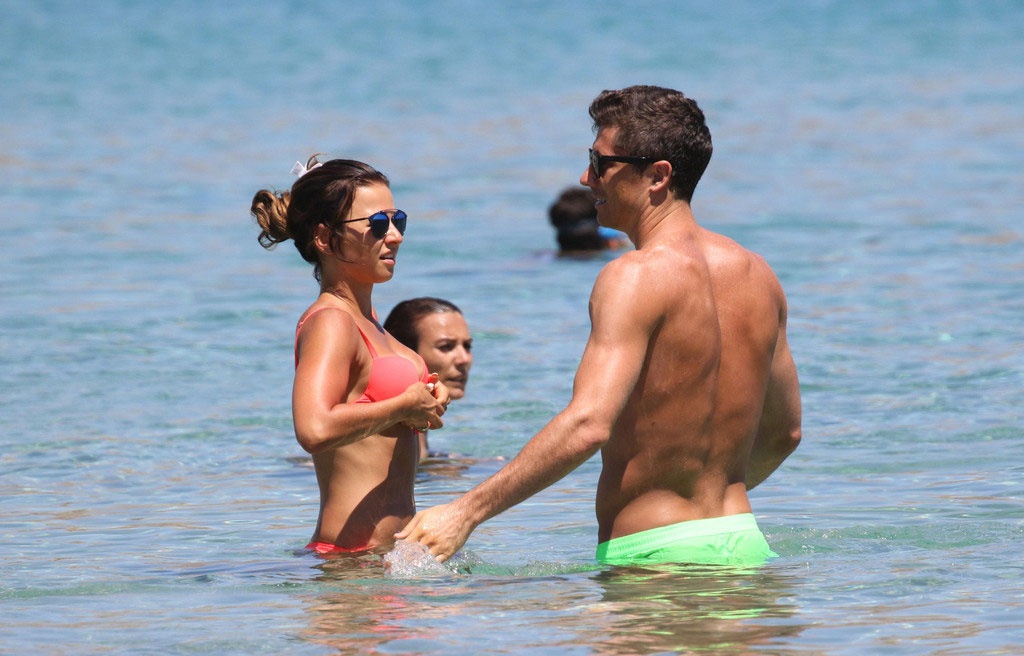 Lewandowski và bà xã tình tứ ở biển ảnh 4 Lewandowski va ba xa tinh tu o bien anh 4