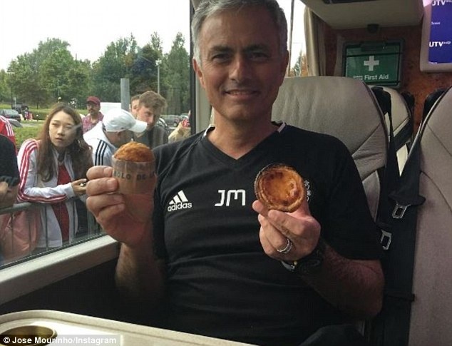 Fan MU tang qua cho Jose Mourinho anh 1