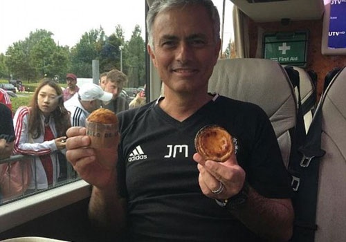 Fan MU tang qua cho Mourinho sau chien thang dau tien hinh anh