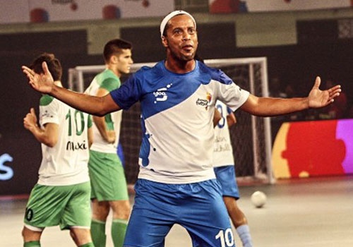 Ronaldinho ghi 5 ban trong tran dau o giai futsal An Do hinh anh