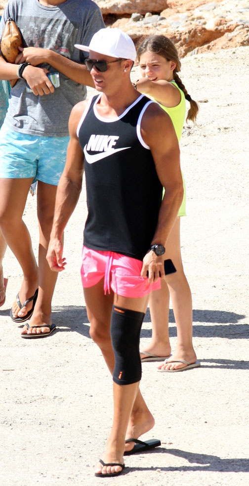 Ronaldo dùng bảo vệ đầu gối ảnh 2 Ronaldo dung bao ve dau goi anh 2