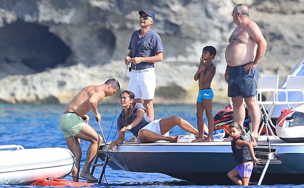 Ronaldo dùng bảo vệ đầu gối ảnh 9 Ronaldo dung bao ve dau goi anh 9