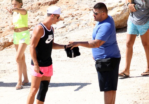 Ronaldo dung bao ve dau goi trong ky nghi he hinh anh