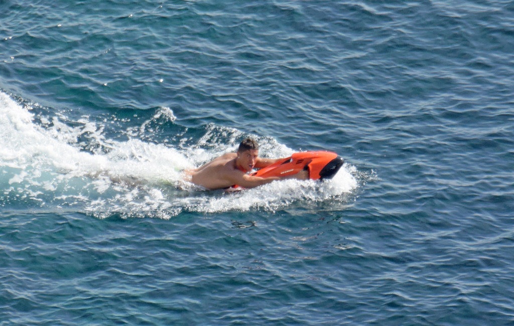 Ronaldo dùng bảo vệ đầu gối ảnh 8 Ronaldo dung bao ve dau goi anh 8