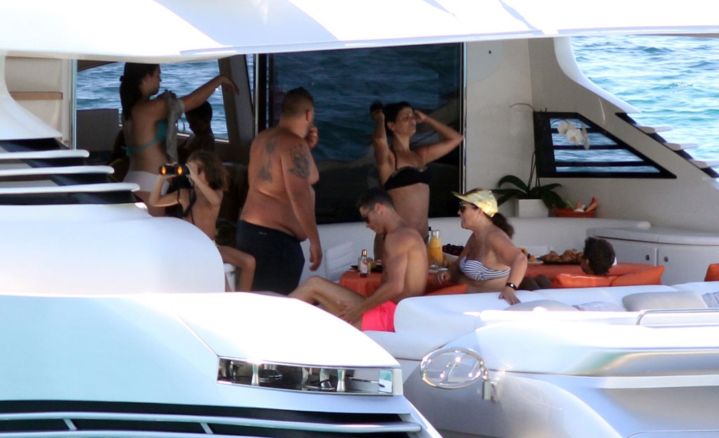 Ronaldo dùng bảo vệ đầu gối ảnh 4 Ronaldo dung bao ve dau goi anh 4