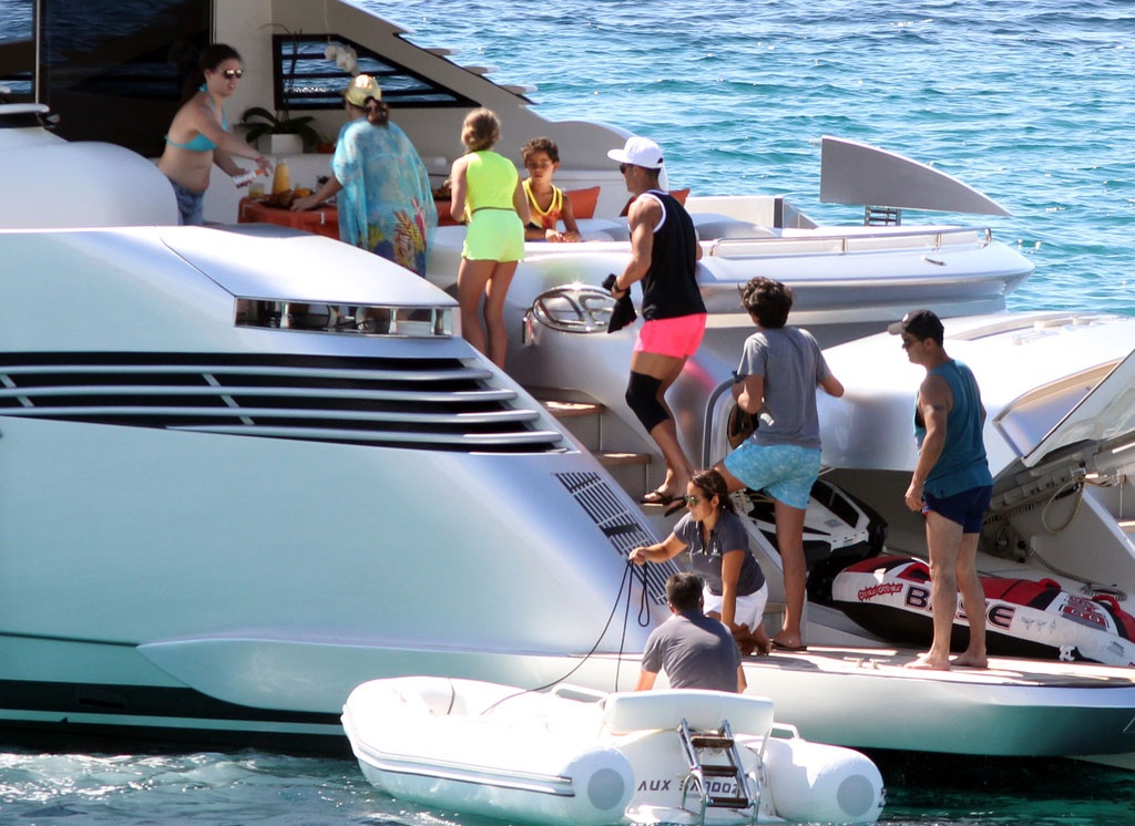 Ronaldo dùng bảo vệ đầu gối ảnh 5 Ronaldo dung bao ve dau goi anh 5