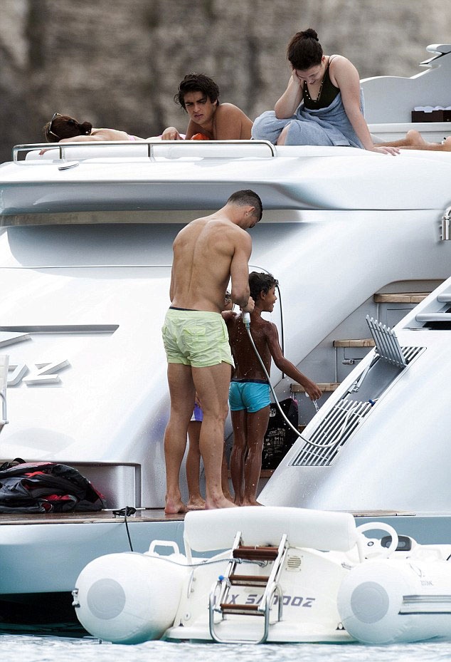 Ronaldo dùng bảo vệ đầu gối ảnh 6 Ronaldo dung bao ve dau goi anh 6