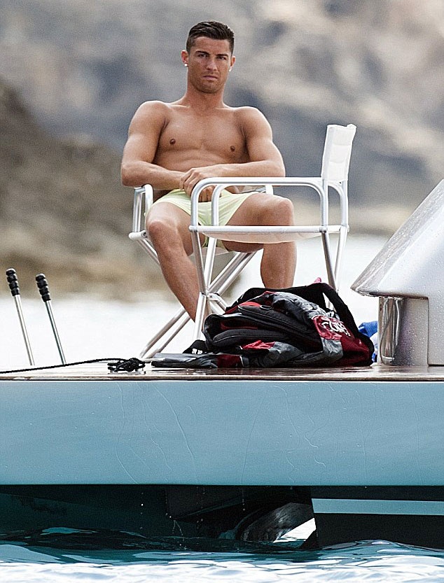 Ronaldo dùng bảo vệ đầu gối ảnh 7 Ronaldo dung bao ve dau goi anh 7