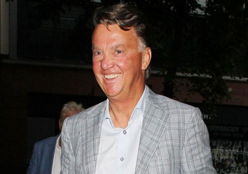 Van Gaal cuoi tuoi trong ngay tro lai Manchester hinh anh