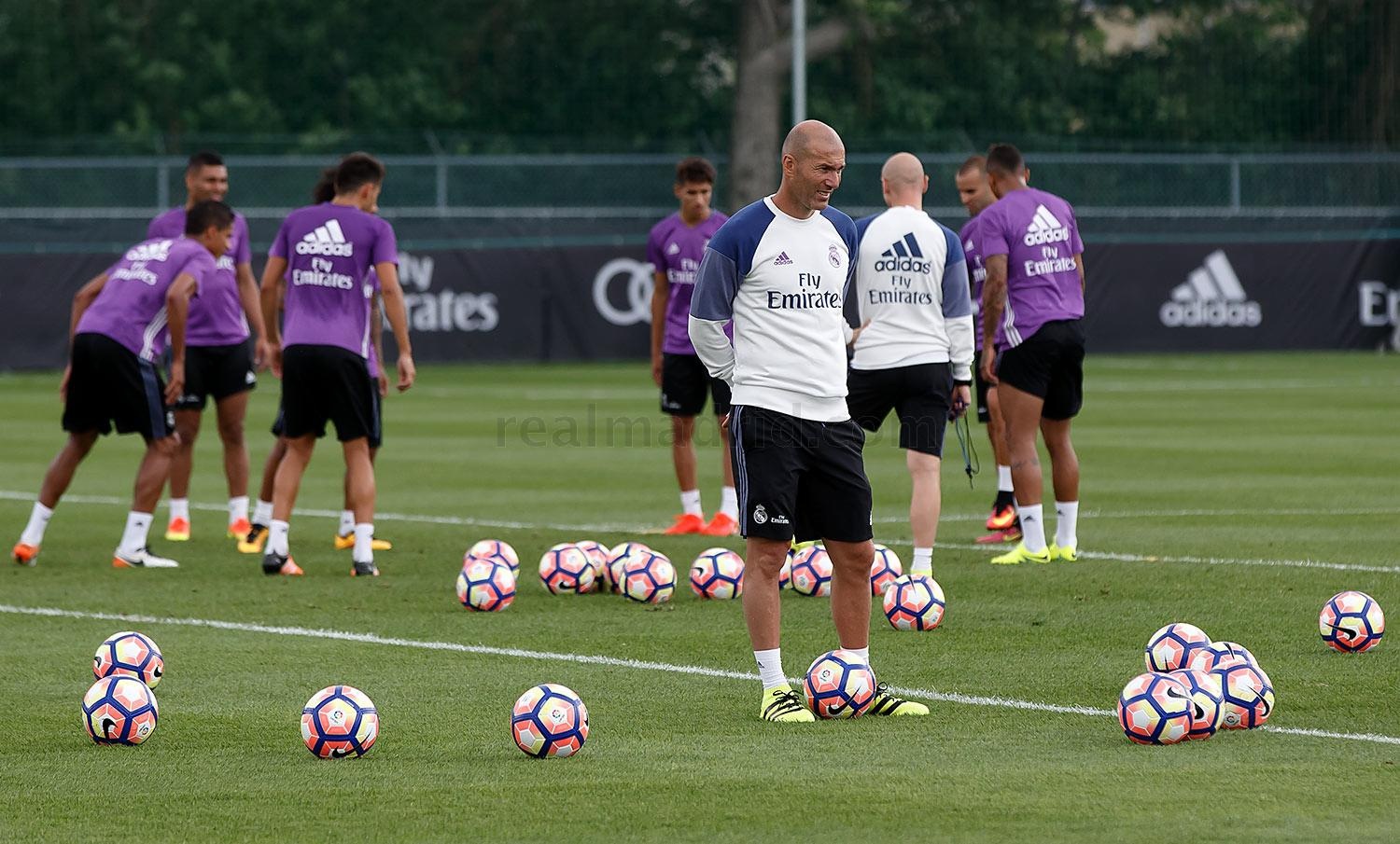 Zidane cho cau thu Real chay bo anh 6