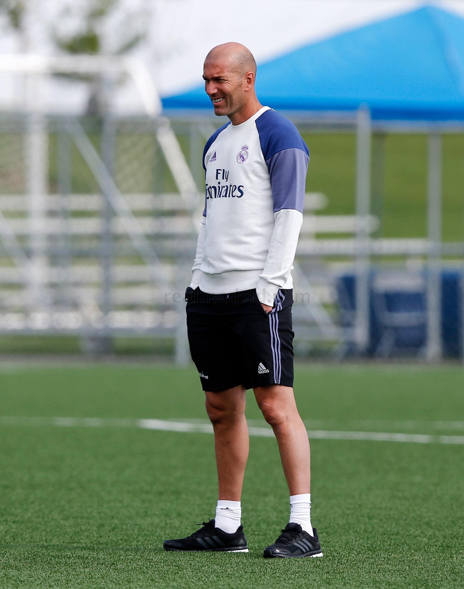 Zidane cho cau thu Real chay bo anh 7