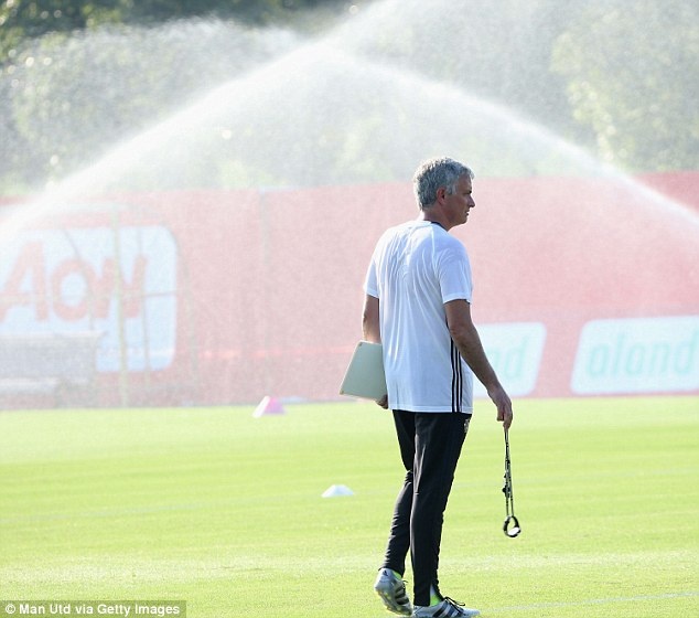 Mourinho de lo 2 doi hinh MU anh 10