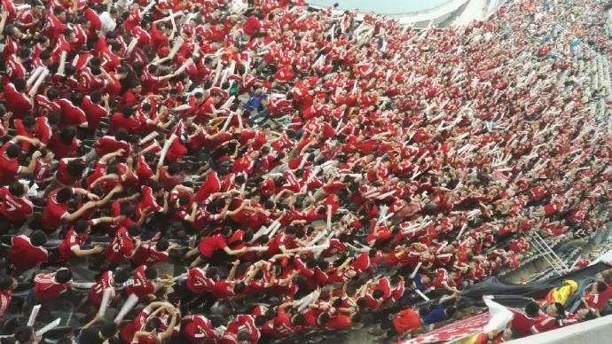 Fan phat cuong khi xem MU thi dau anh 1