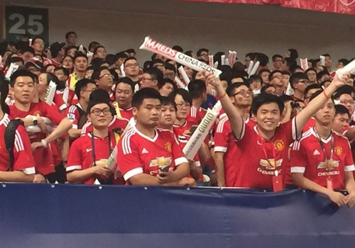 Fan MU Trung Quoc nhuom do khan dai o tran gap Dortmund hinh anh