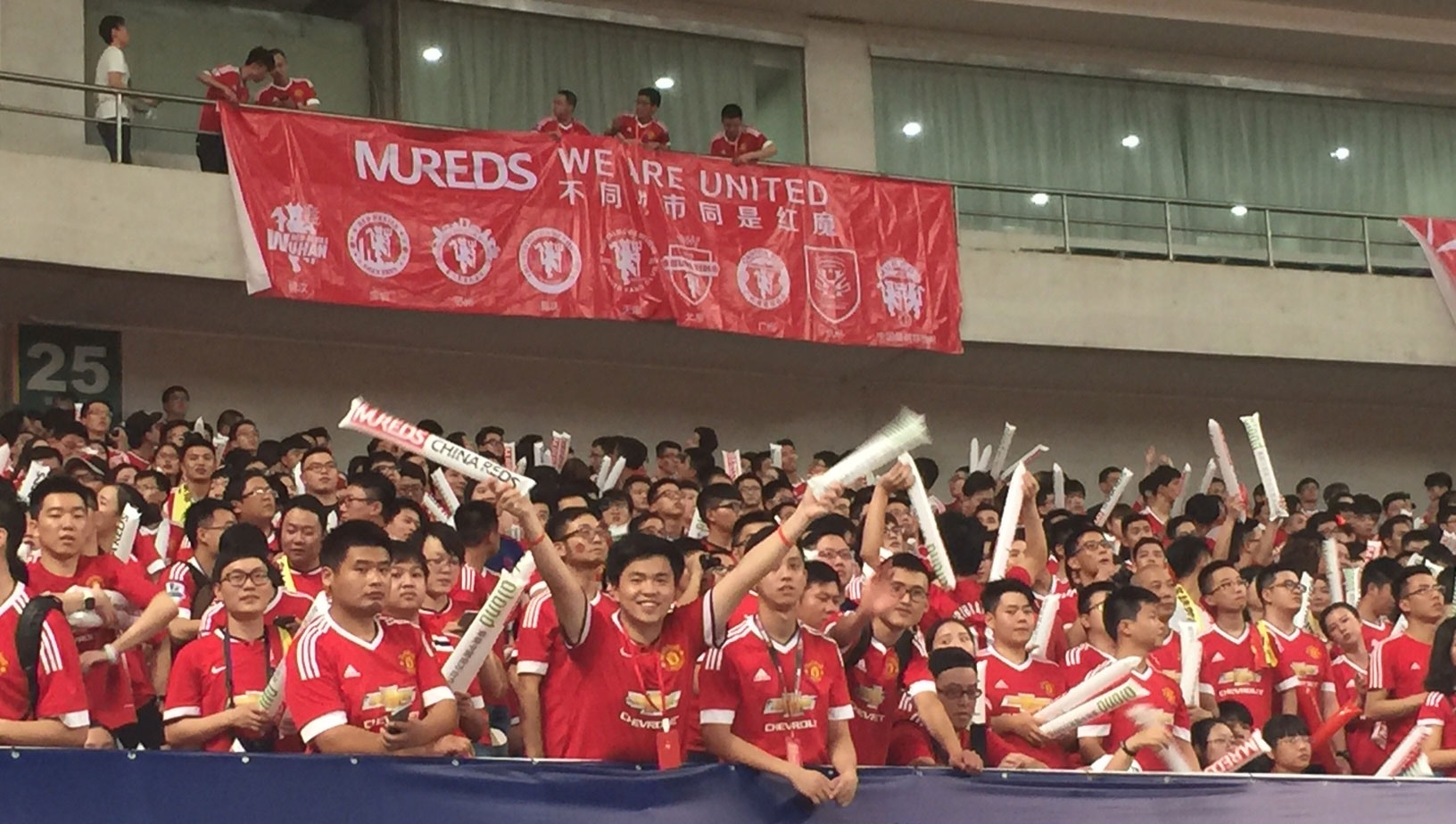 Fan phat cuong khi xem MU thi dau anh 2