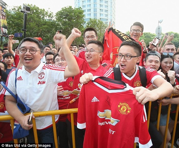 Fan phat cuong khi xem MU thi dau anh 5