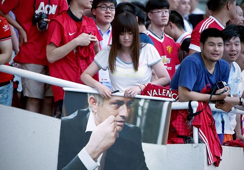 Fan nu co vu MU truoc tran gap Dortmund hinh anh