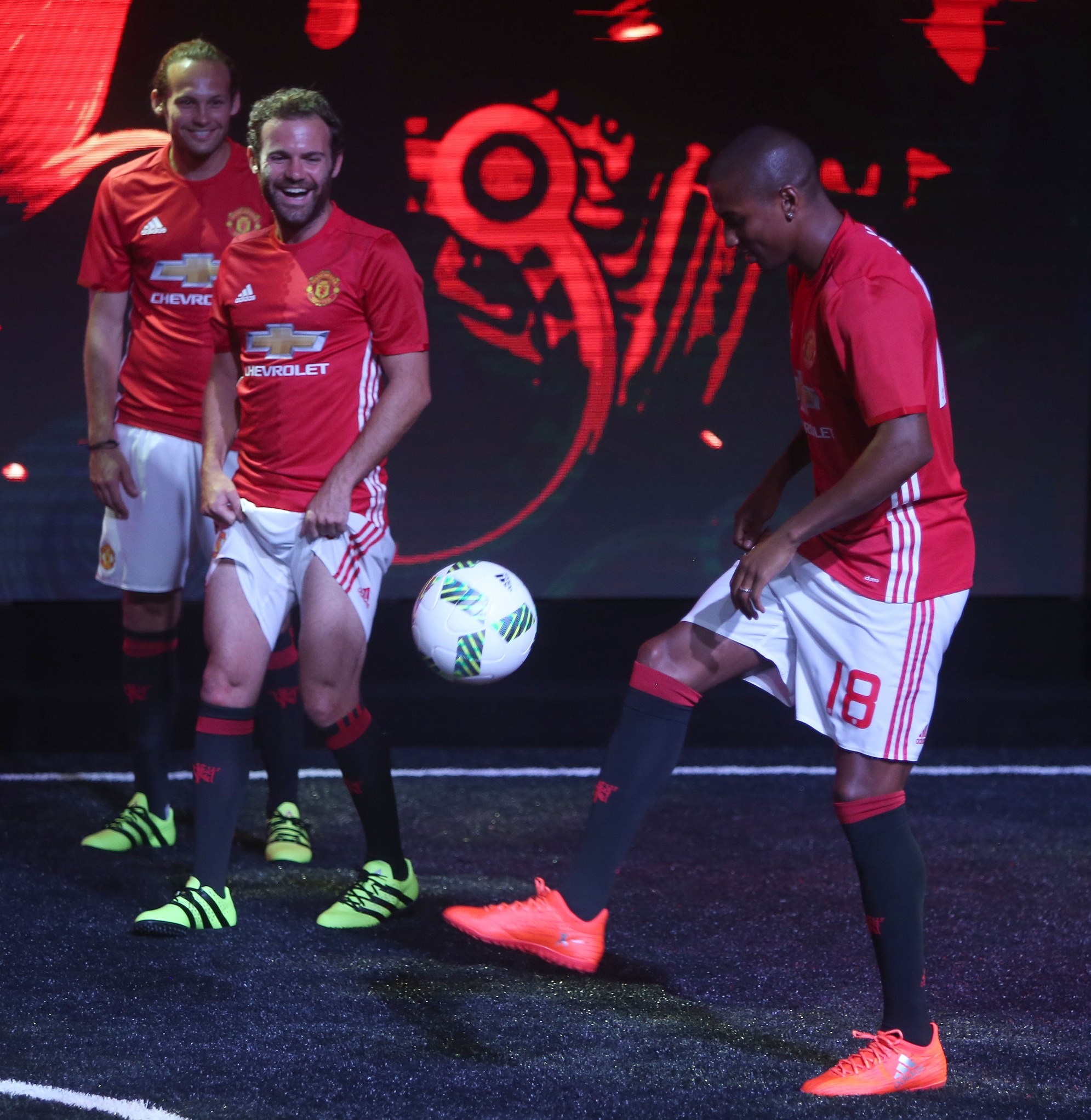 MU giới thiệu áo đấu sân nhà ảnh 4 MU gioi thieu ao dau san nha anh 4