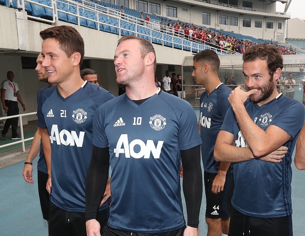 Fan MU đội mưa xem tập luyện ảnh 8 Fan MU doi mua xem tap luyen anh 8