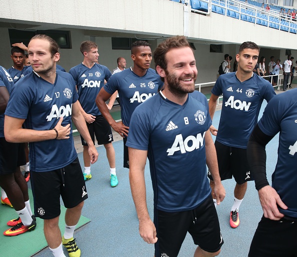 Fan MU đội mưa xem tập luyện ảnh 9 Fan MU doi mua xem tap luyen anh 9