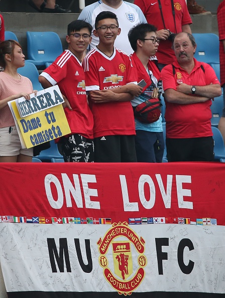 Fan MU đội mưa xem tập luyện ảnh 5 Fan MU doi mua xem tap luyen anh 5