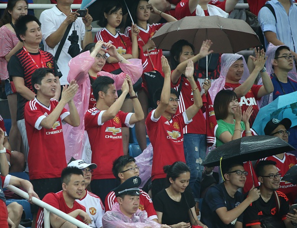 Fan MU đội mưa xem tập luyện ảnh 1 Fan MU doi mua xem tap luyen anh 1