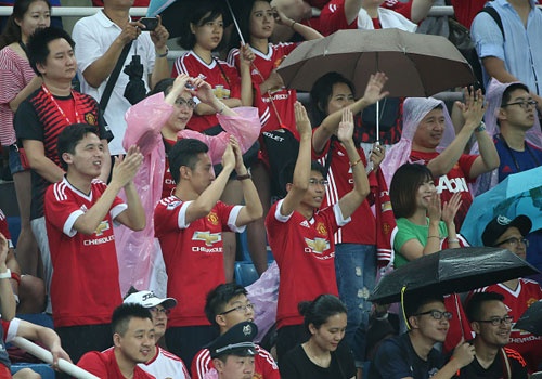 Fan doi mua xem MU tap truoc derby Manchester hinh anh