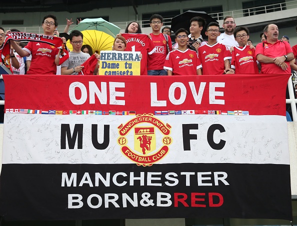 Fan MU đội mưa xem tập luyện ảnh 4 Fan MU doi mua xem tap luyen anh 4