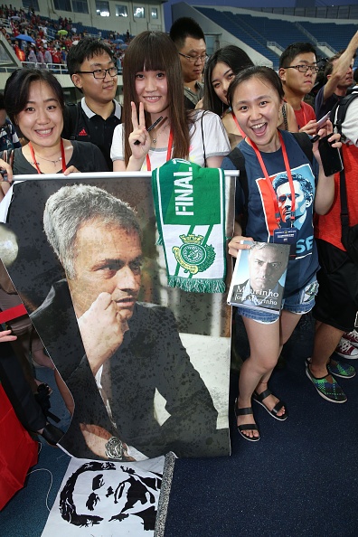 Fan MU đội mưa xem tập luyện ảnh 6 Fan MU doi mua xem tap luyen anh 6