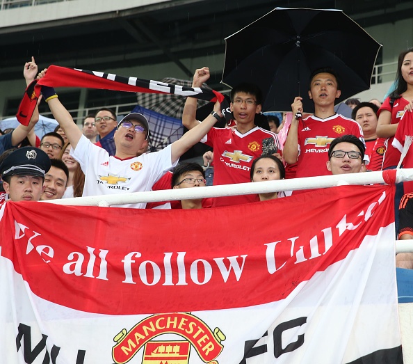 Fan MU đội mưa xem tập luyện ảnh 3 Fan MU doi mua xem tap luyen anh 3