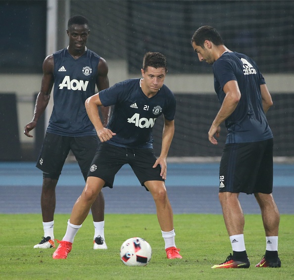 Fan MU đội mưa xem tập luyện ảnh 11 Fan MU doi mua xem tap luyen anh 11