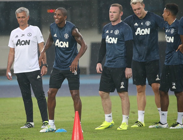 Fan MU đội mưa xem tập luyện ảnh 12 Fan MU doi mua xem tap luyen anh 12