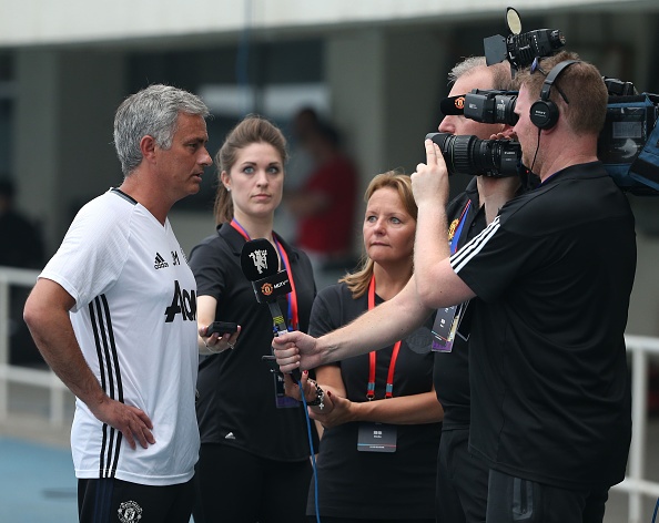 Fan MU đội mưa xem tập luyện ảnh 14 Fan MU doi mua xem tap luyen anh 14