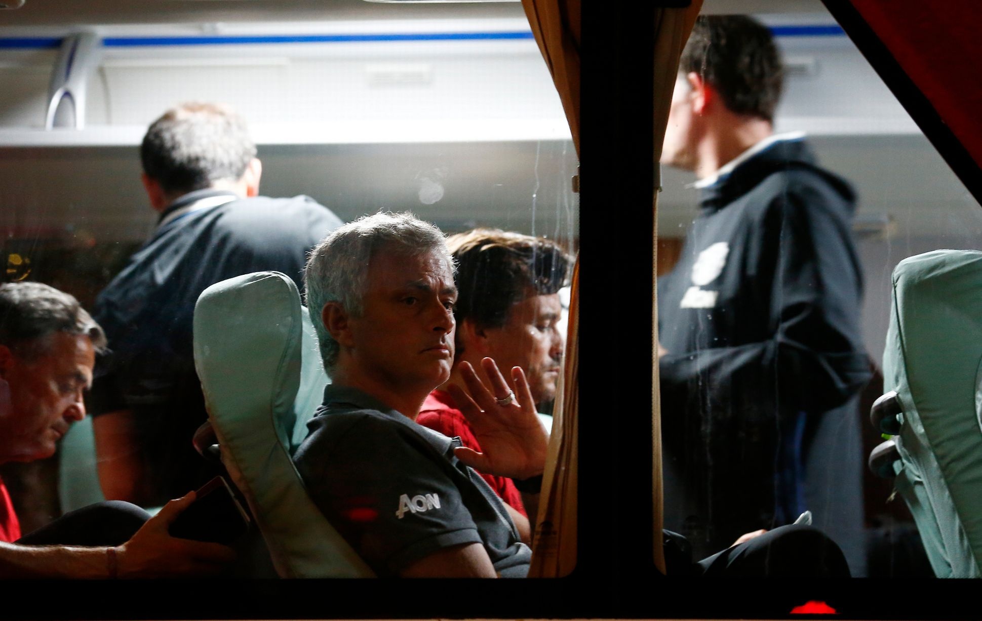 MU tro ve sau chuyen du dau anh 7