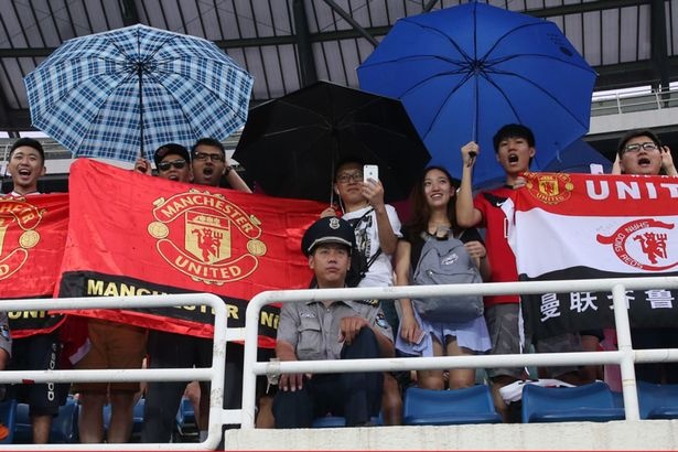 MU tro ve sau chuyen du dau anh 10