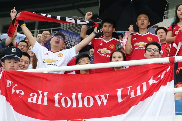 MU tro ve sau chuyen du dau anh 11