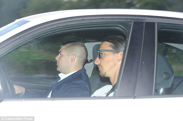 Ibrahimovic ra mat dong doi o MU anh 2