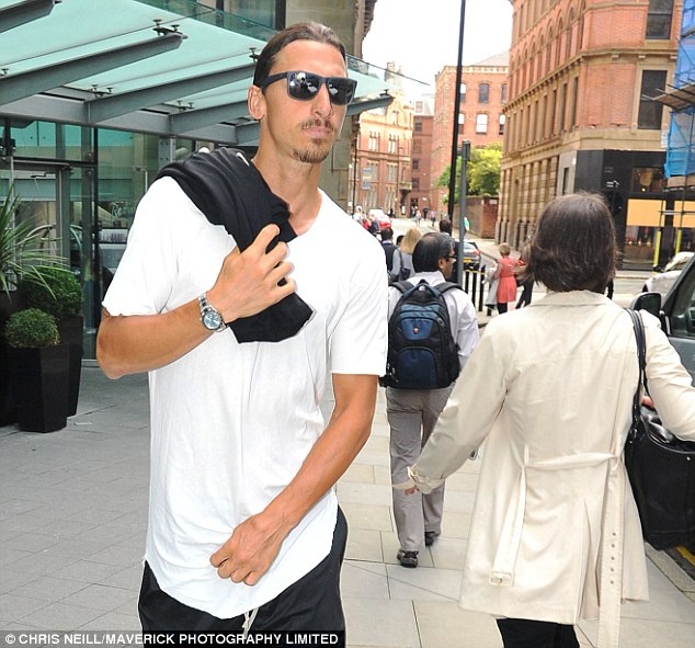 Ibrahimovic ra mat dong doi o MU anh 5