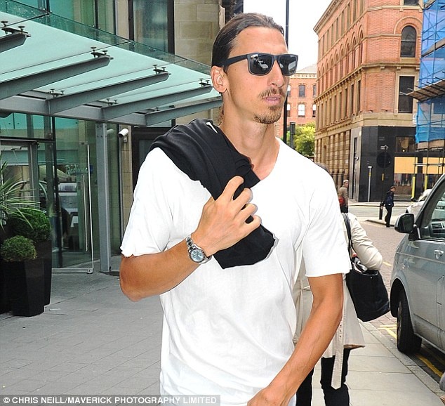 Ibrahimovic ra mat dong doi o MU anh 6