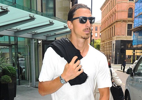 Ibrahimovic mac phong cach ra mat dong doi o MU hinh anh